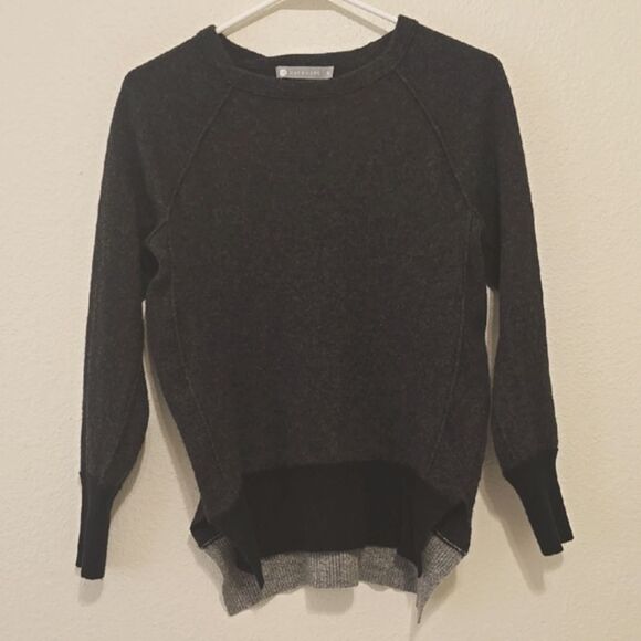 IN Cashmere Gray Crew Neck Sweater with Fine Knit Texture - Picture 1 of 9
